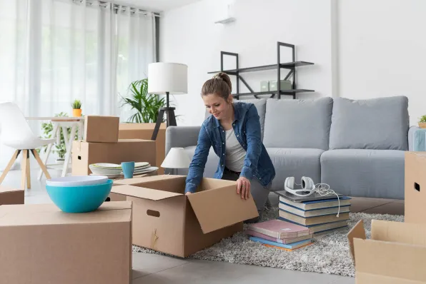 vrouw die dozen uitpakt